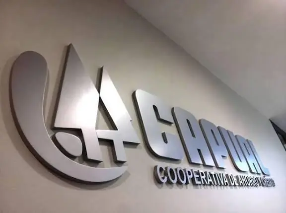 Letras corpóreas en acero inoxidable cepillado en recepción de oficina