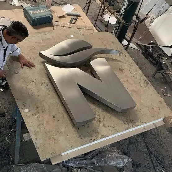 Letra corpórea en acero inoxidable en proceso de fabricación