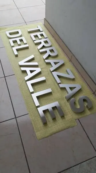 Letras corpóreas metálicas para fachada de condominio